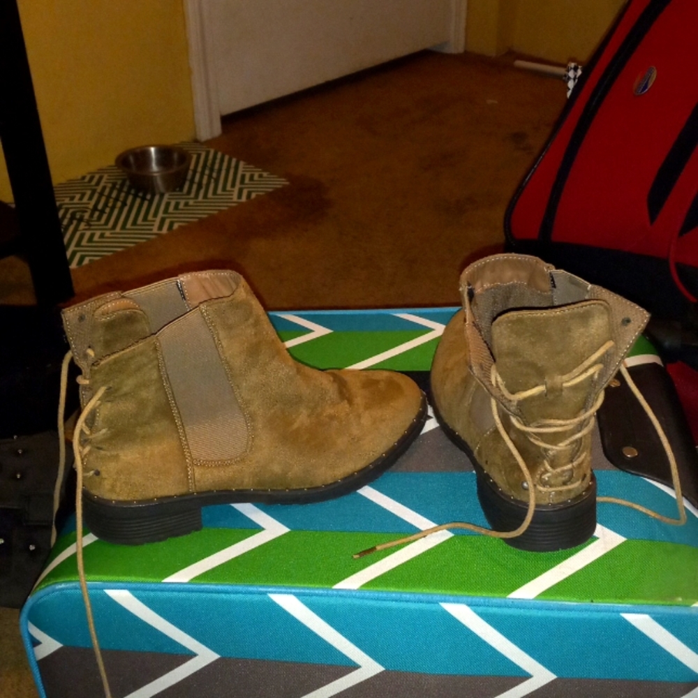 BROWN BOOTS